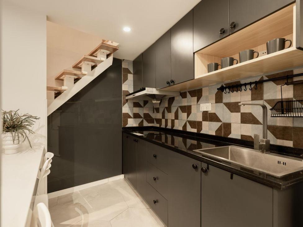 Hills & Gefii Petite Terrace 2 Family Downtown Close To Metro Line 2 Jing'an Temple *