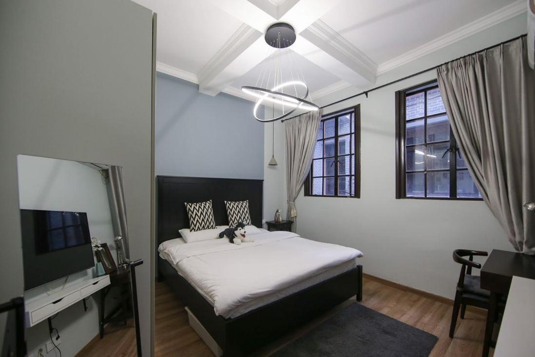 Hills & Gefii Petite Terrace 2 Family Downtown Close To Metro Line 2 Jing'an Temple Apartment